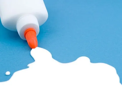 چسب سیلیکون کیلویی؛ پلیمری شیمیایی استوانه ای مناسب (شیشه روشویی)