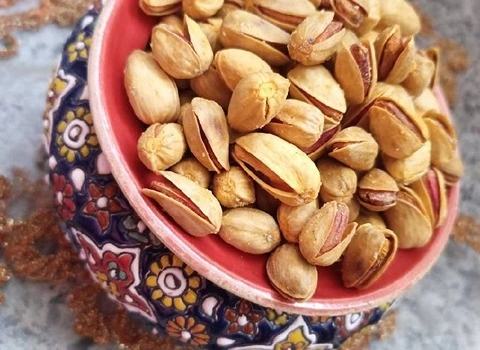 پسته شور احمد آقایی؛ خام بوداده سایز درشت حاوی کربوهیدرات Vitamin K