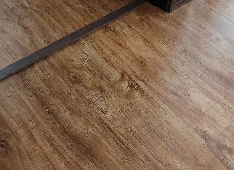 پارکت لمینت ایران کفپوش؛ ضخیم نصب سریع (قهوه ای کرم ماهگونی) ضد ضربه کپک