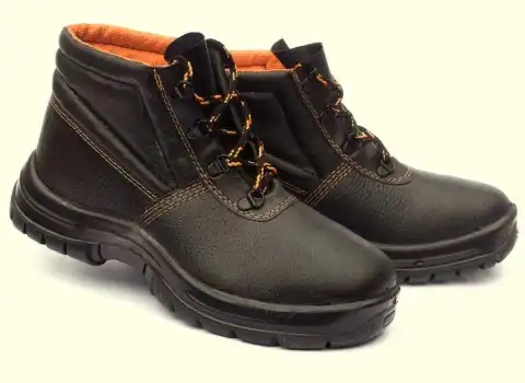 کفش ایمنی در عسلویه؛ 2 مدل (ساق بلند ساق کوتاه) جنس پلاستیکی