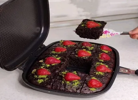 کیک شکلاتی خیس؛ اسلایس 8 تیکه مینی بزرگ (700) گرمی