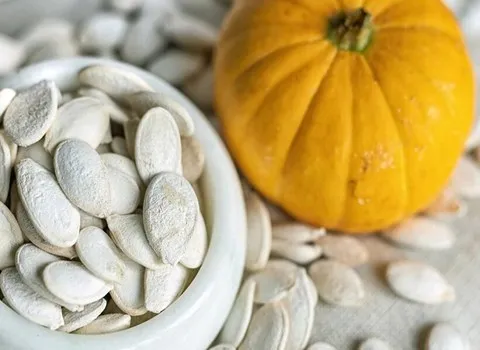 تخمه کدو تنبل خام؛ سفید شیری حاوی فیبر اسید چرب Omega 3