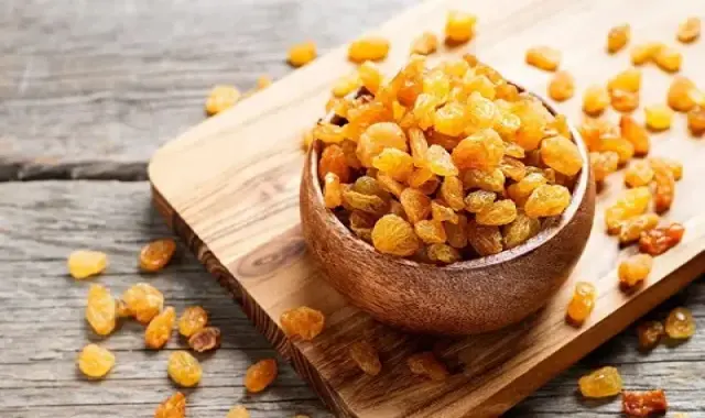 خواص خوردن کشمش در شب و درمان بیماری