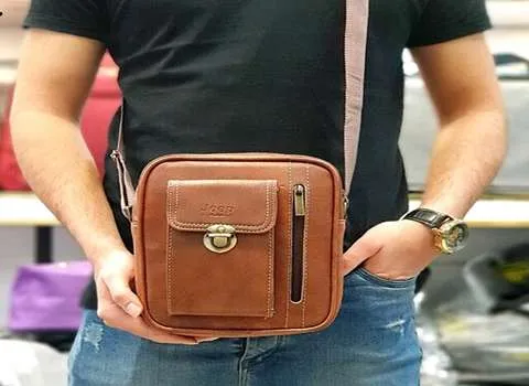 کیف چرم جادار مردانه؛ حمل آسان (مشکی قهوه ای) دارای بند دوشی