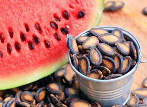 تخمه هندوانه قزوین؛ نشان سیب سبز (خام بو داده طعم دار) فله بسته بندی