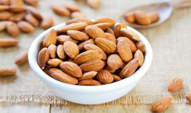 بادام درختی در قزوین؛ یکدست شفاف حاوی کربوهیدرات فیبر Protein