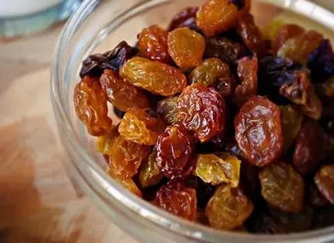 کشمش سرکه ای؛ طبع گرم خشک حاوی آهن پتاسیم منیزیم Raisins