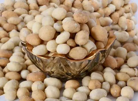 بادام زمینی با روکش پفکی؛ خشکبار خوشمزه نمکی حاوی ویتامین C