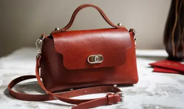 کیف چرم زنانه؛ دوشی اسپرت اداری دستی رنگبندی قهوه ای کرمی مشکی