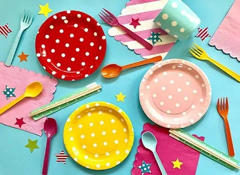 ظروف پلاستیکی تولد؛ بشقاب کاسه کارد جنس پلی اتیلن 2 رنگ قرمز صورتی