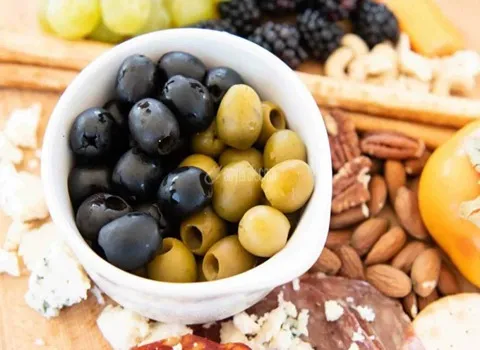 زیتون سیاه بدون هسته؛ دانه درشت شفاف حاوی مواد معدنی پروتئین fiber