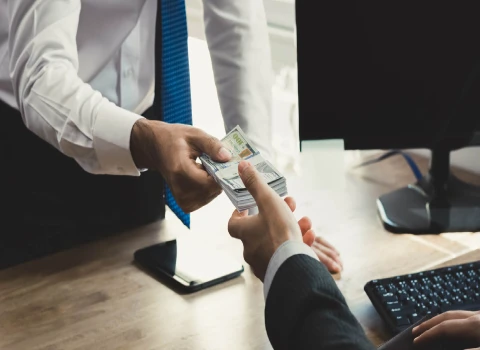 راهنمای کامل تجارت های پولساز ایران رازهای موفقیت و چالش های روزمره