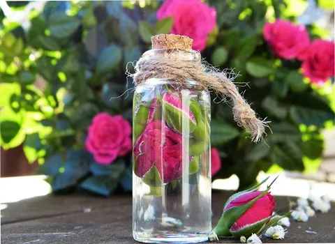 گلاب قمصر کاشان اصل؛ شفاف بی رنگ 2 مدل سنتی صنعتی