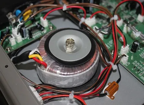 قطعات پلاستیکی الکترونیکی؛ عایق خازن برد (پلی اتیلن ترموپلاستیک) سبک