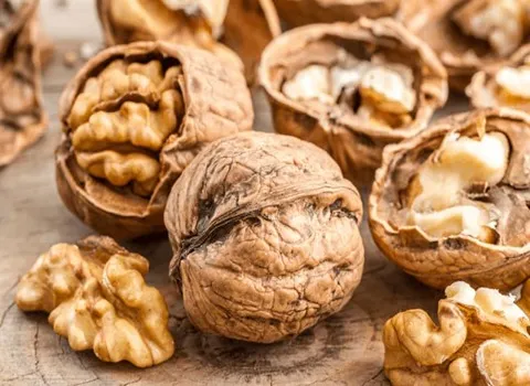 گردو درجه یک دماوند ؛ قهوه ای روشن درشت بیضی شکل