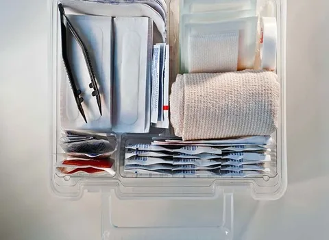 جعبه کمک های اولیه کیفی؛ چراغ قوه باند آتل رطوبت حرارت مدارس تابش UV