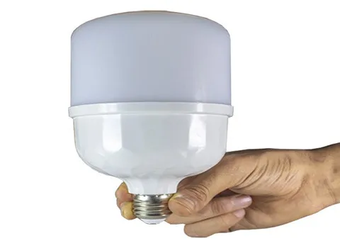 لامپ سفید یخی؛ شیشه آلومینیوم طلایی نقره ای دیواری Yakhi