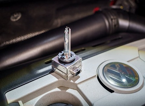 لامپ هدلایت سه طرفه؛ دارای 3 lED رنگ (سفید یخی آبی آفتابی)