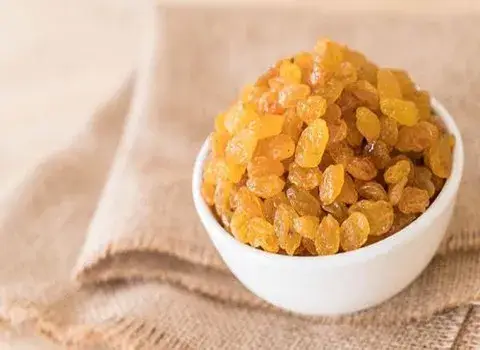 قیمت خرید کشمش طلایی ملکان + خواص، معایب و مزایا