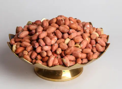 مغز بادام زمینی آستانه؛ نمکی فلفلی لیمویی دارای طبع گرم