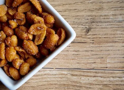 بادام زمینی فلفلی (خشکبار) خام بو داده عملکرد بهتر معده روده حاوی Vitamin