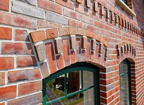 آجر قرمز نما؛ شاموتی حصیری کرکره‌ای (شن آهک) ساده قوس دار