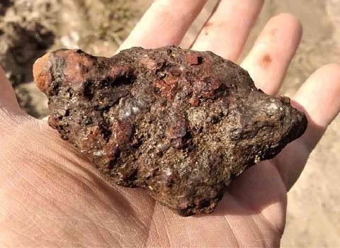 سنگ آهن صادراتی؛ سنگ پودر سایز متنوع 2 رنگ قهوه ای مشکی