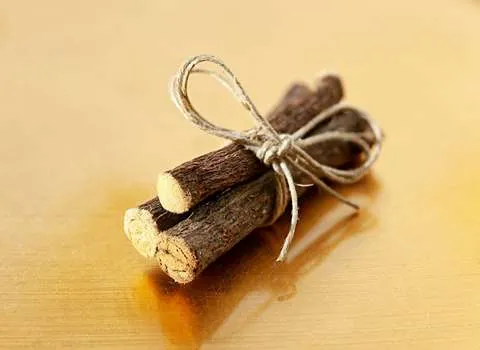 شیرین بیان عربی؛ سیاه قهوه ای درمان زخم معده بسته 200 گرمی