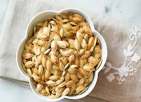 تخمه کدو و صفرا؛ کالری پایین سفید طعم فلفلی گلپر ویتامین K