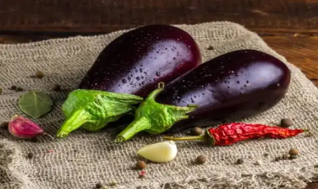 بادمجان در بازار امروز؛ سفید بنفش سیاه حاوی فیبر ویتامین (B1 B2 B6)