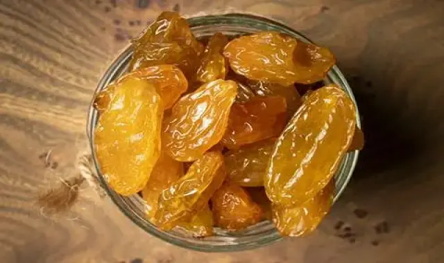 کشمش کوهی (انگور کولی) قهوه ای تیره حاوی آنتی اکسیدان Calcium