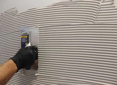 چسب کاشی ضد رطوبت حاوی ترکیبات لاتکس و بر پایه سیمان که مقاومت بسیار بالایی در برابر رطوبت دارد.