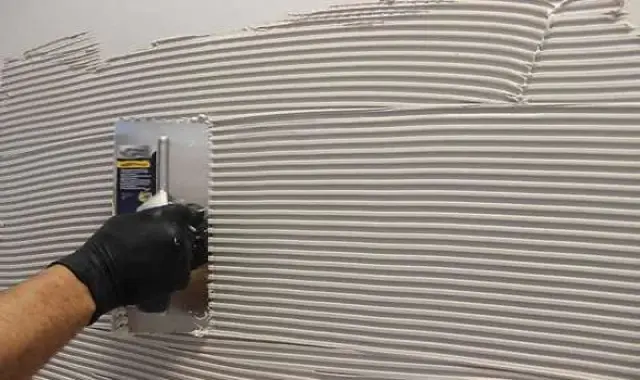 چسب کاشی ضد رطوبت حاوی ترکیبات لاتکس و بر پایه سیمان که مقاومت بسیار بالایی در برابر رطوبت دارد.