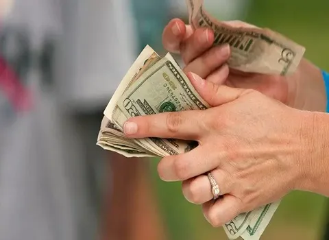 چگونه آراد برندینگ می تواند زنان خانه دار را به سوی پولداری هدایت کند؟