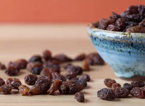 کشمش پلویی مشکی؛ صنعتی سنتی شیرین 2 مدل ریز گرد