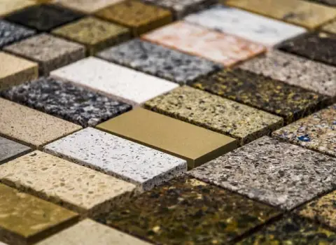 سنگ ساختمانی قروه؛ سفید طوسی روشن تیره مقاوم