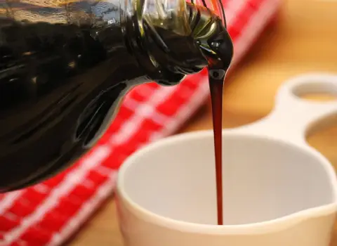 شیره خرما برای کودکان؛ گرم و شیرین 2 نوع سنتی صنعتی ویتامین D