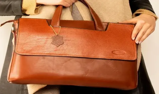 کیف اداری چرم طبیعی زنانه؛ مشکی نسکافه ای دیپلمات ابعاد 40*30 سانت