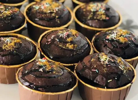 کیک شکلاتی ساده؛ دایره بیضی قلبی بافت نرم اسفنجی Cake