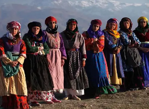 لباس محلی لری یاسوج (جومه) پولکی چین دار بلند رنگارنگ Costum