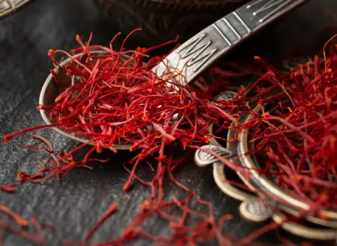 قیمت خرید زعفران ممتاز قائنات + راهنمای استفاده