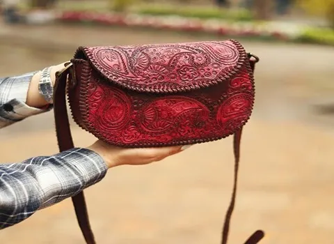 کیف چرم دست دوز حکاکی شده؛ طبیعی 2 رنگ قهوه ای مشکی خوش دوخت ظریف