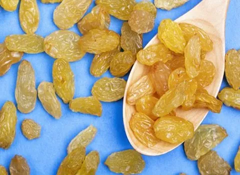 کشمش طلایی قلمی؛ آفتاب سایه خشک بدون هسته تولید ملایر