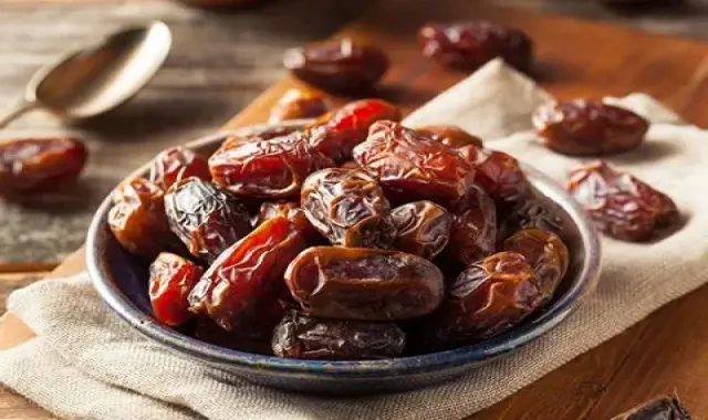 خرما نیم کیلویی(خارک) مصرف خانوار (سلنیوم منیزیم مس) گرمسیری رنگ قهوه ای پوست چروکیده