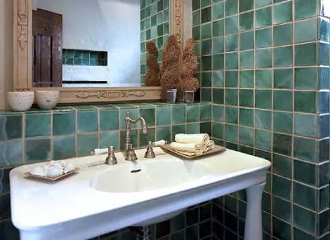 کاشی رنگی سرویس بهداشتی؛ طرح دار ساده (مشکی سفید قرمز)