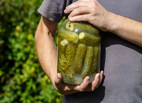 خیارشور پیک Peak شور تند بسته شیشه ای 650 گرمی