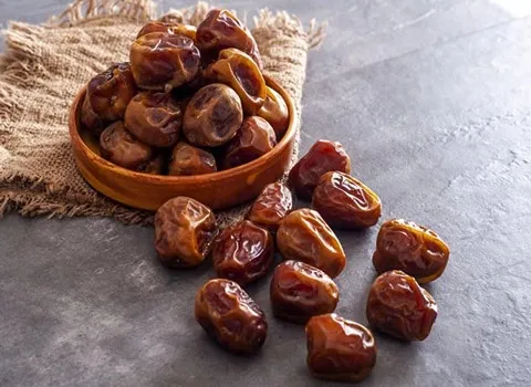 خرمای زاهدی فراشبند؛ خشک نیمه خشک درشت دارای شهد طبیعی