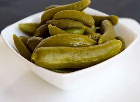 خیارشور ویژه مهرام ؛ طعم تند نمکی بسته بندی شیشه ای حلبی