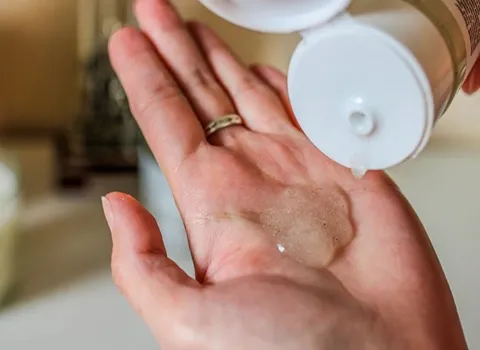 خرید شامپو ضد ریزش مو گیاهی با قیمت استثنایی