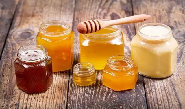 عسل درجه یک طبیعی؛ زرد قهوه ای دارای علامت استاندارد روی بسته بندی
